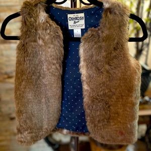 🌸🌸Oshkosh B’gosh Faux fur vest Can fit 7 & 8🌸🌸
